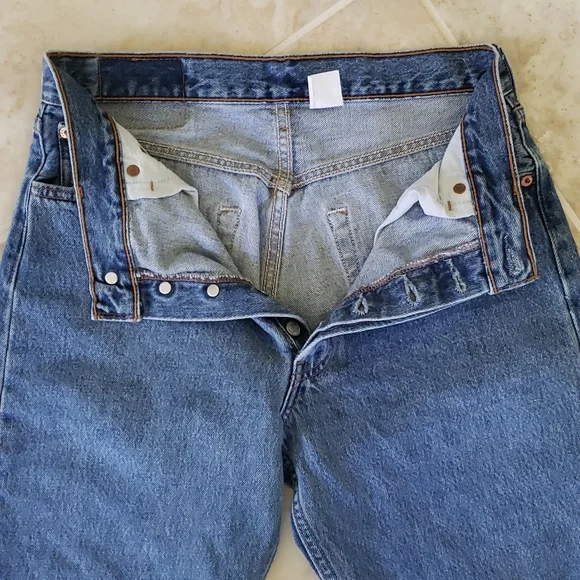 ❤ VINTAGE | 90s Levi's 501 Button Fly Jeans Medium Wash - Picture 2 of 12